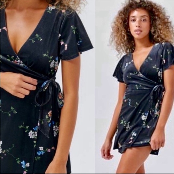 Urban Outfitters True Wrap Black Floral Velvet Mini Dress. Fit & Flare XS - Picture 1 of 11